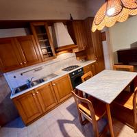 Cucina Scavolini in massello con tavolo e sedie co