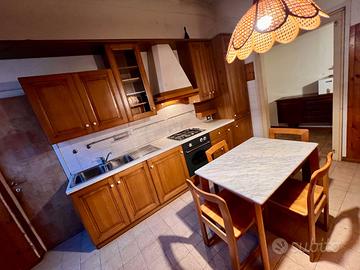 Cucina Scavolini in massello con tavolo e sedie co