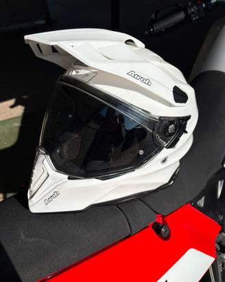 Casco airoh commander