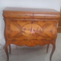 Credenza antica in legno.