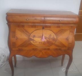 Credenza antica in legno.