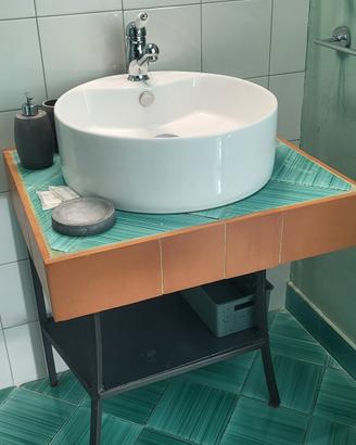 attrezzatura per B&B letti comodini e armadi 