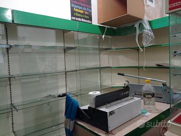 scaffalatura metallica a ripiani