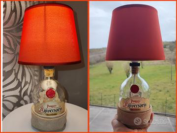 Lampada realizzata con bottiglie