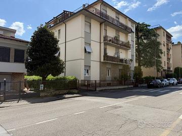 Appartamento di 135 m² con 5 locali e box auto a S