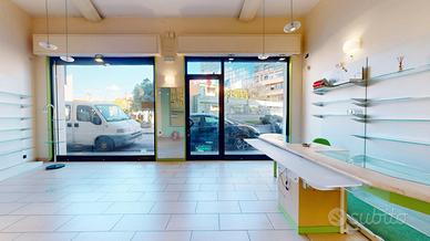 Locale commerciale bilivelli in centro