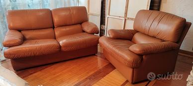 Set divano e poltrona in vera pelle color cognac