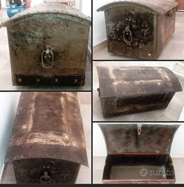 Forziere antico in ferro