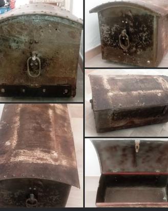 Forziere antico in ferro