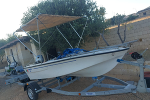 Piccola barchetta da diporto