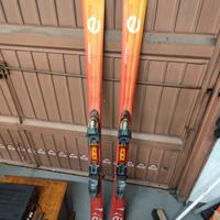 Sci da discesa Atomic con attacco tallone rotto