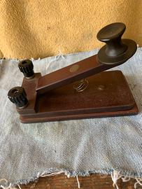 Tasto per trasmettere in telegrafia Morse