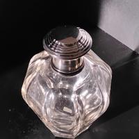 Flacone da toilette in cristallo, tappo in argento