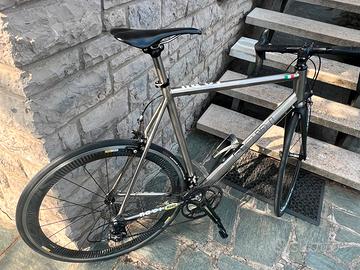 Bici da corsa Nevi in titanio