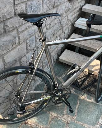 Bici da corsa Nevi in titanio