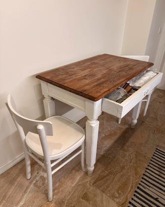 Tavolo legno massello con cassetto e due sedie
