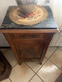 Comodino d’epoca piano in marmo