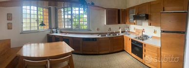 Grande camera luminosa in villa