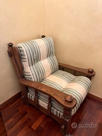 Poltrona imbottita in legno massello