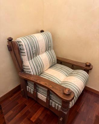Poltrona imbottita in legno massello