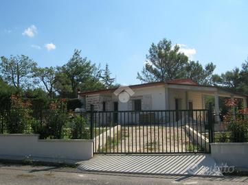 VILLA A SCHIERA D'ANGOLO A CASSANO DELLE MURGE