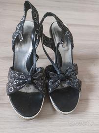 Sandali Guess con plateau argento