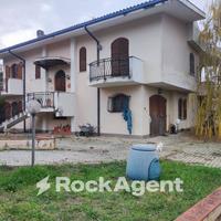 VILLA SINGOLA CON GIARDINO