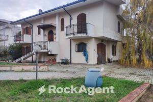 VILLA SINGOLA CON GIARDINO