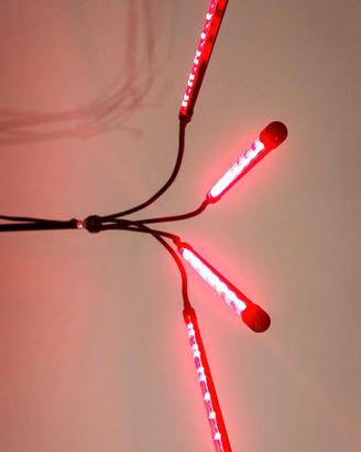 Lampada a luce rossa con supporto