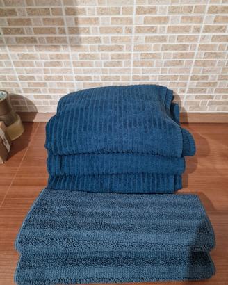 Tris asciugamani bagno blu e tappetini