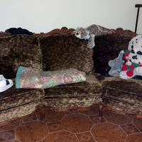 Divano antico in legno e velluto