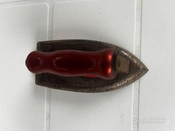 Antico ferro da stiro -giocattolo