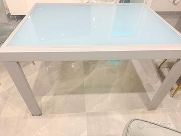 Tavolo allungabile con piano in vetro satinato