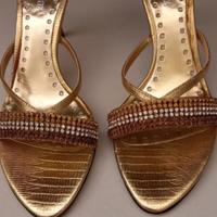 Eleganti ciabatte dorate con fascia di strass nume