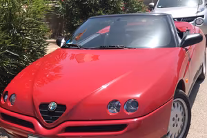 Alfa spider rossa interno  nero