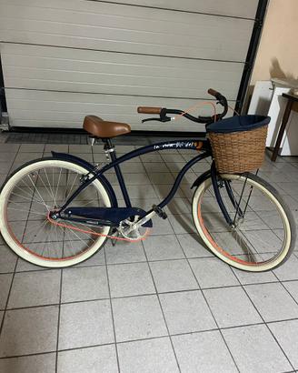 Bicicletta cruiser blu con manopole in pelle