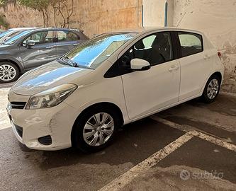 Auto Toyota Yaris buono stato