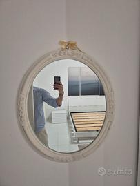 specchio ovale con cornice shabby chic