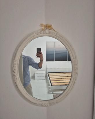 specchio ovale con cornice shabby chic