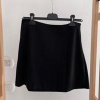 Minigonna nera con spacco in basso a sinistra