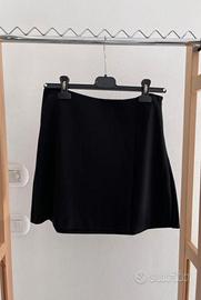 Minigonna nera con spacco in basso a sinistra
