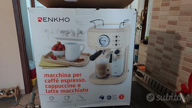 Macchina caffè espresso cappuccino e latte macchia