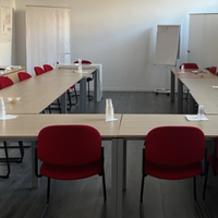 SET SALA FORMAZIONE: 7 TAVOLI MODULARI IN FAGGIO