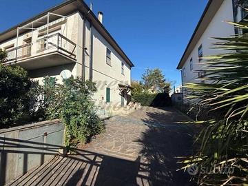 Villa di 185 m² con più di 5 locali e box auto a R