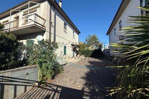 Villa di 185 m² con più di 5 locali e box auto a R
