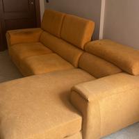 Divano con penisola in stoffa arancione!