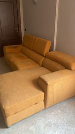 Divano con penisola in stoffa arancione!