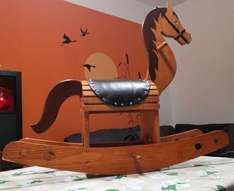 Cavallo a dondolo in legno
