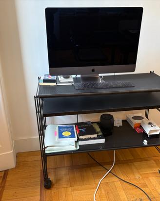 Mobile porta computer in metallo nero su ruote