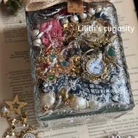Gioielli unici e pezzi vintage in scatola sorpresa